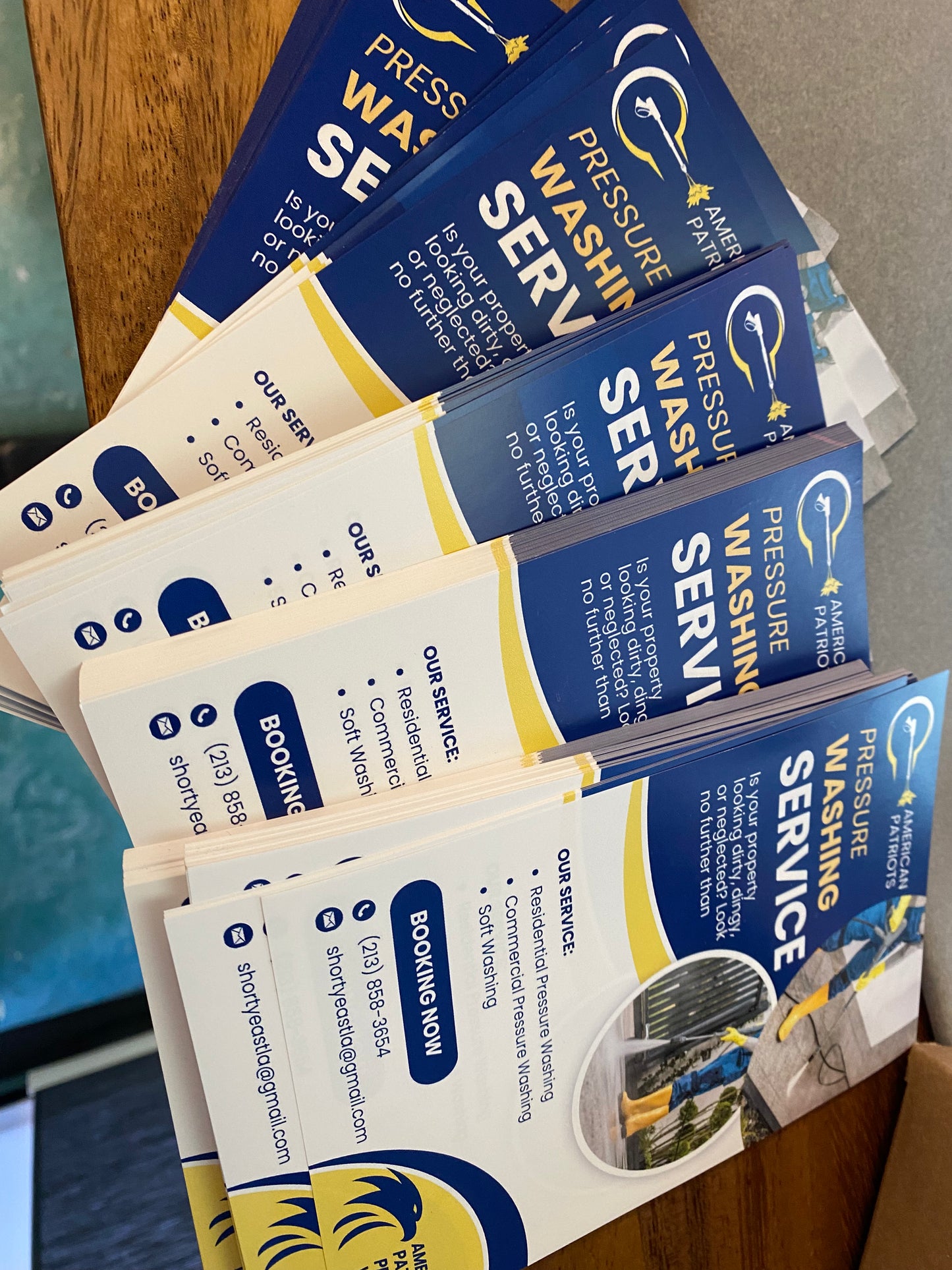 1000 FLYERS 100LB GLOSSY FULL COLOR BOTH SIDES
