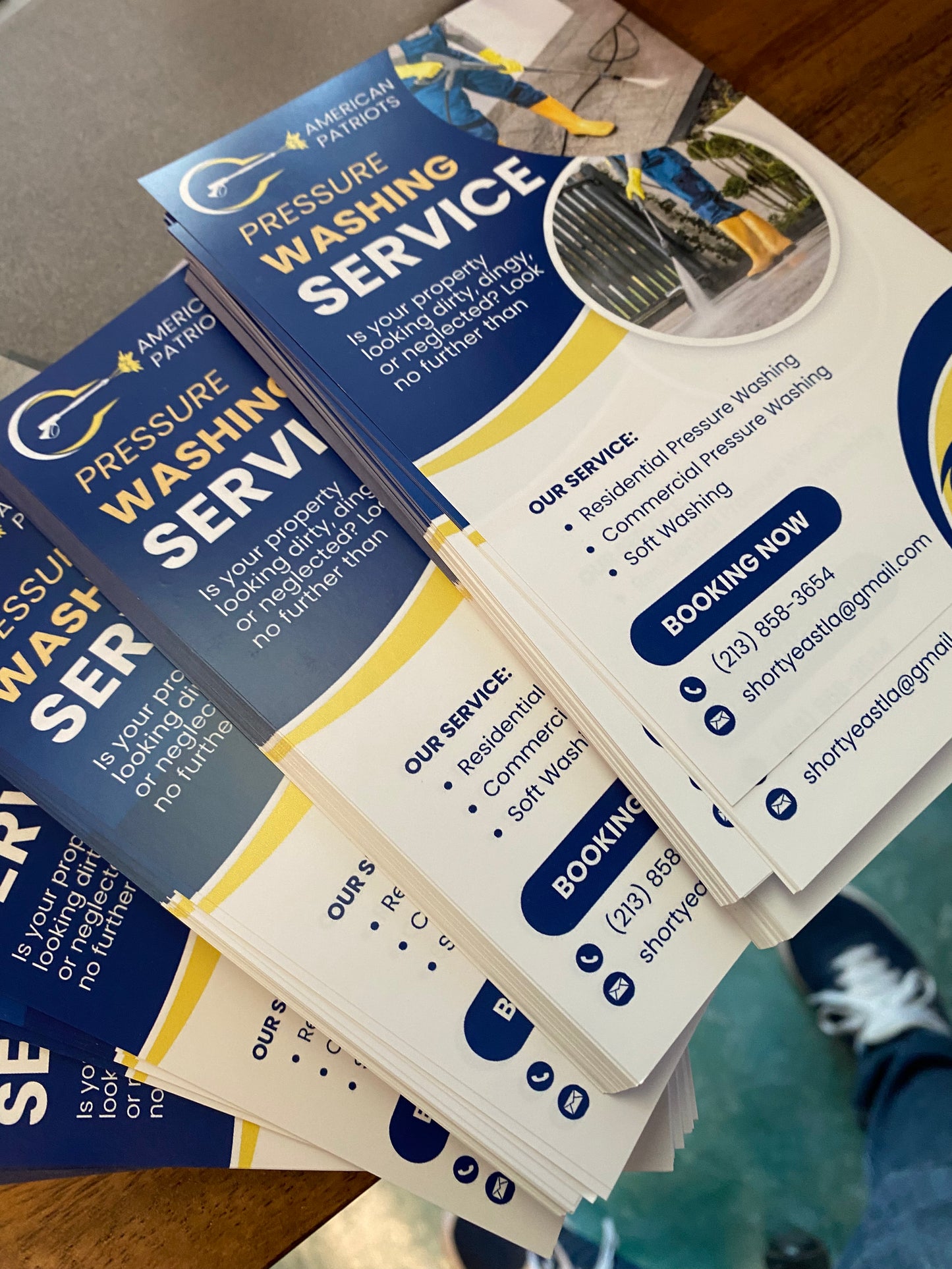 1000 FLYERS 100LB GLOSSY FULL COLOR BOTH SIDES